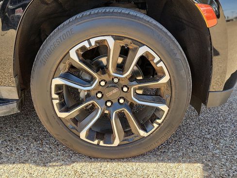 Used 2022 GMC Yukon SLT w/ SLT Premium Package image 7