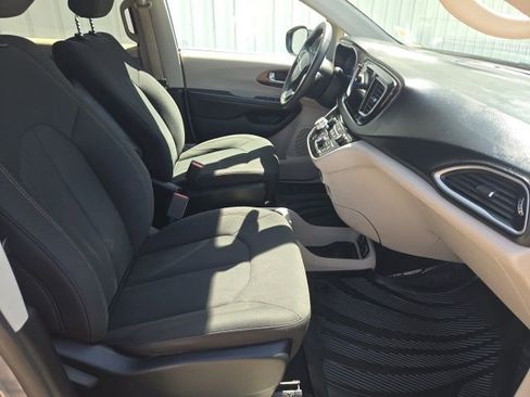 Used 2017 Chrysler Pacifica Touring FWD image 14
