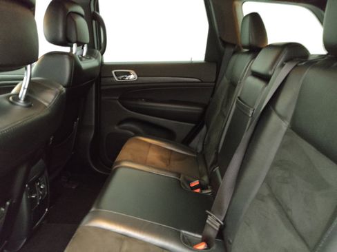 Used 2019 Jeep Grand Cherokee Laredo w/ Laredo X Package image 18