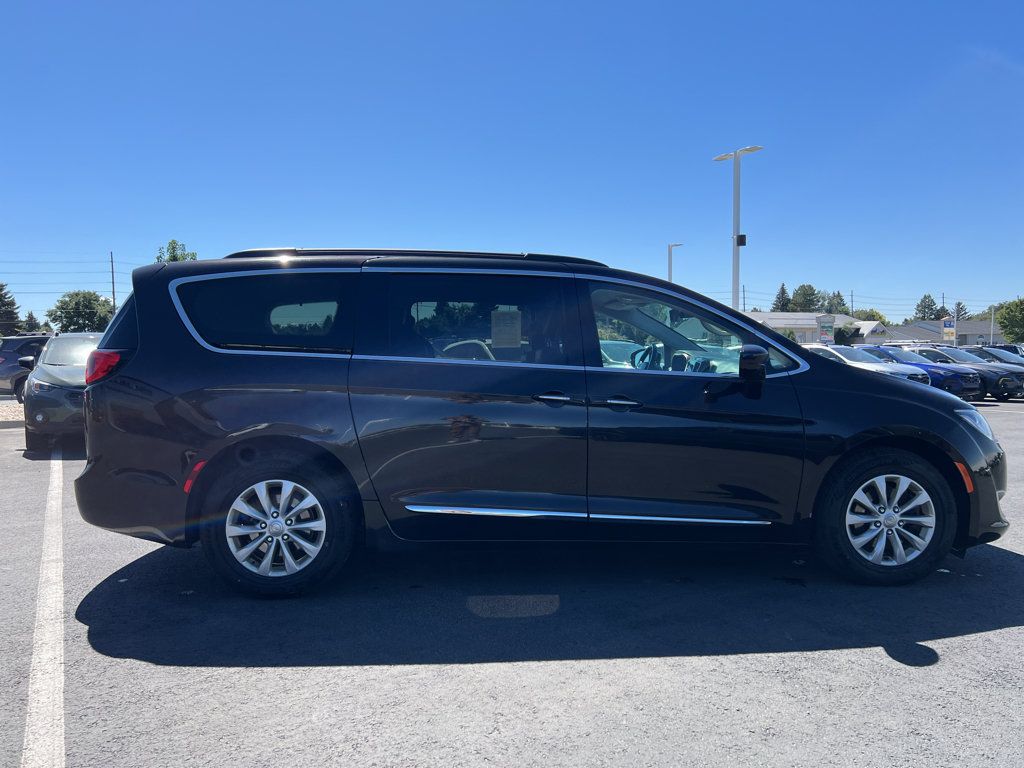 Used 2017 Chrysler Pacifica Touring-L FWD image 34