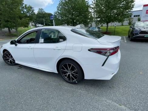 Used 2021 Toyota Camry SE w/ Cold Weather Package FWD image 6