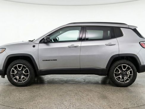Used 2025 Jeep Compass Trailhawk AWD/4WD image 4