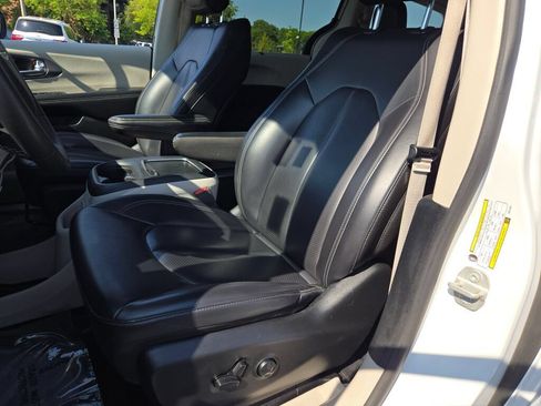 Certified 2023 Chrysler Pacifica Touring-L FWD image 30