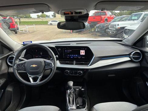 Used 2025 Chevrolet Trax LT w/ LT Convenience Package FWD image 31