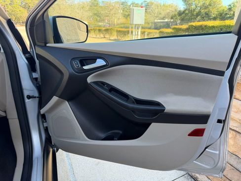 Used 2018 Ford Focus SE image 30
