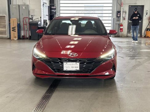Used 2022 Hyundai Elantra SEL w/ Preferred Accessory Package image 2
