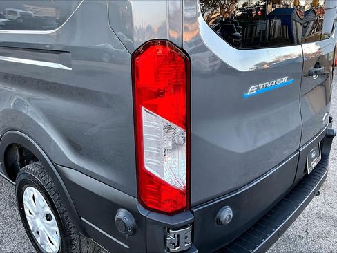Used 2022 Ford E-Transit Medium Roof image 25