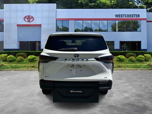 Used 2025 Toyota Sienna LE FWD image 6