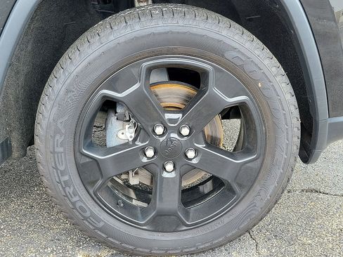 Used 2019 Jeep Grand Cherokee Laredo AWD/4WD image 27