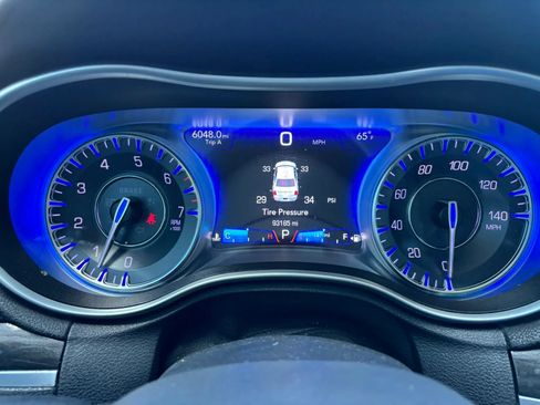 Used 2018 Chrysler 300 Touring L RWD image 2