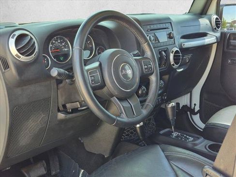 Used 2015 Jeep Wrangler Unlimited Sahara w/ Dual Top Group AWD/4WD image 10