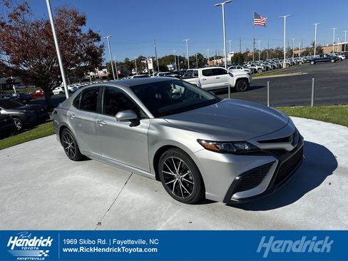Certified 2024 Toyota Camry SE image 1