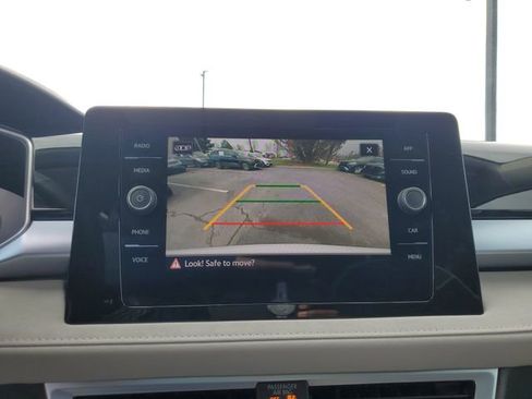 Certified 2025 Volkswagen Taos SE w/ Panoramic Sunroof Package image 24