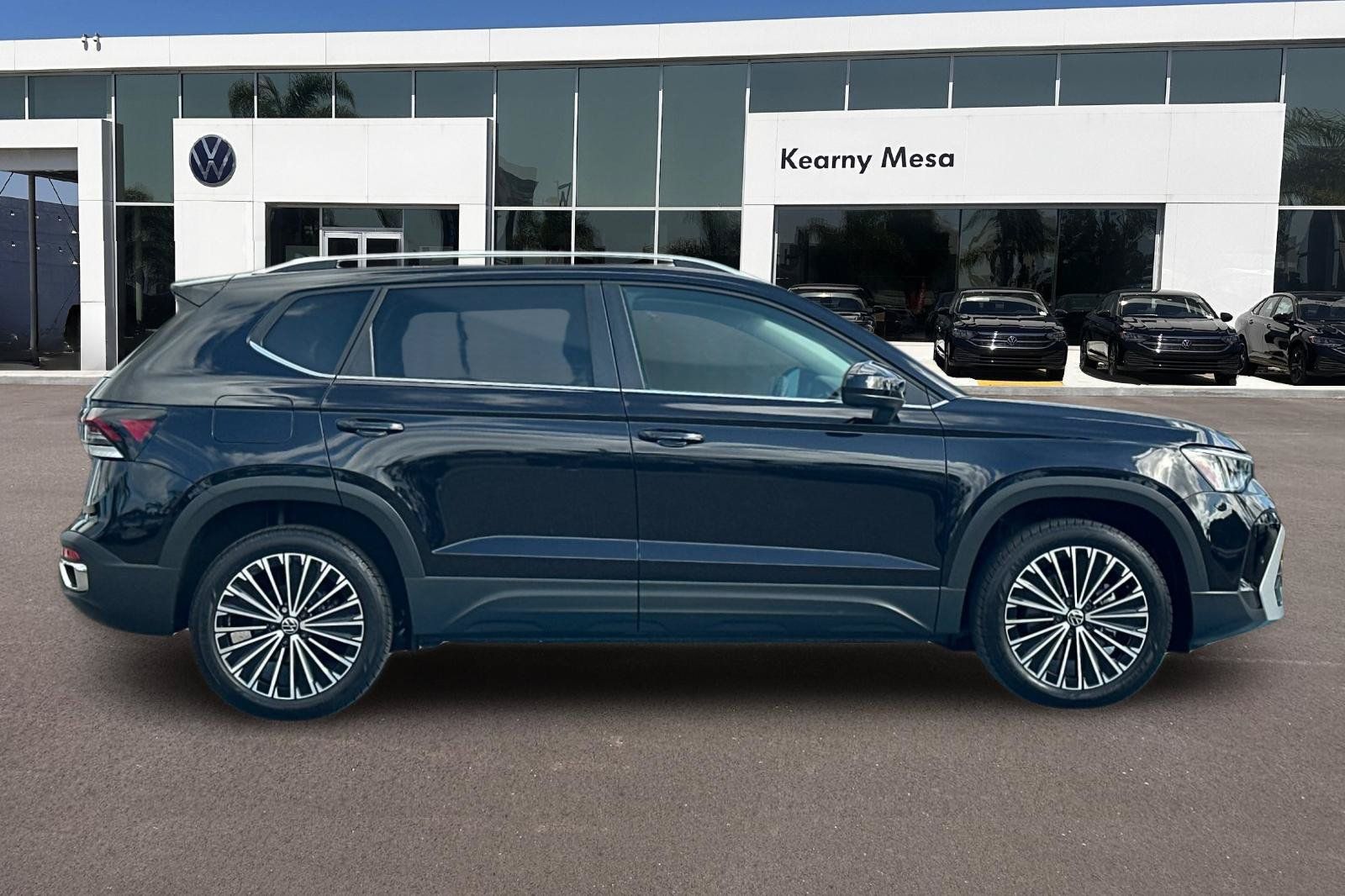 Used 2025 Volkswagen Taos SE FWD image 3