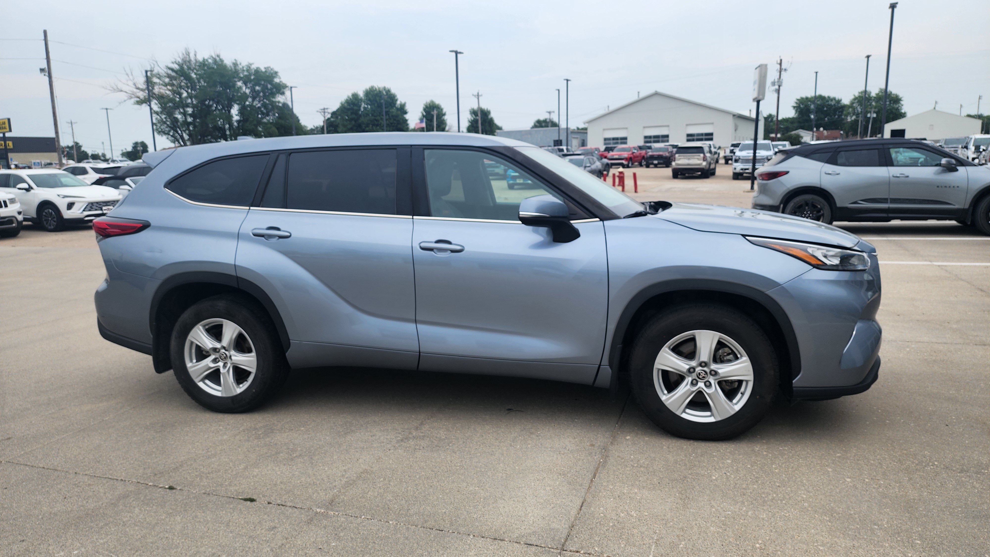 Used 2020 Toyota Highlander LE AWD/4WD image 4
