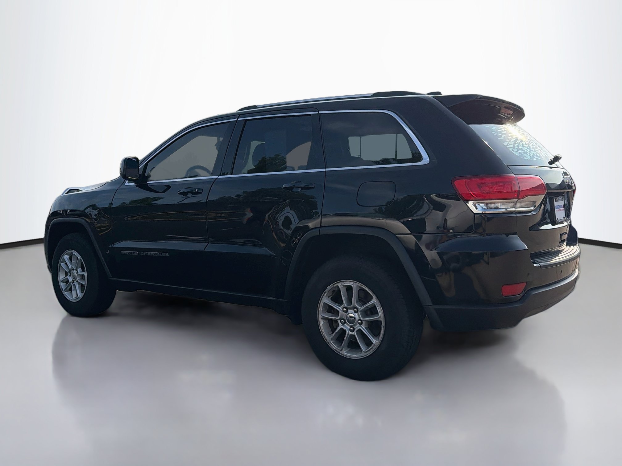 Used 2018 Jeep Grand Cherokee Laredo AWD/4WD image 4