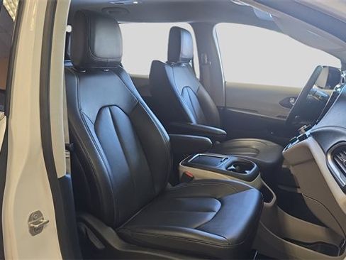 Used 2024 Chrysler Pacifica Select image 14
