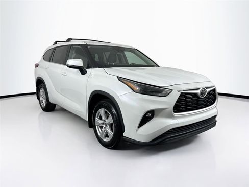 Used 2023 Toyota Highlander LE FWD image 9