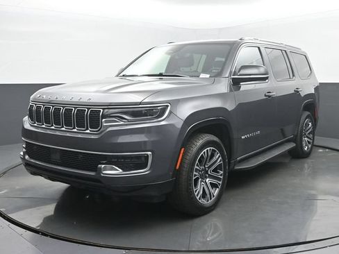 Used 2025 Jeep Wagoneer 4WD image 1