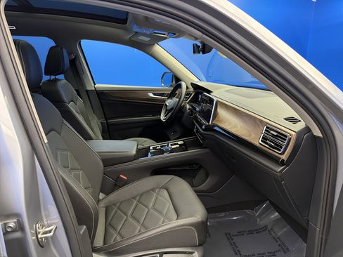 Used 2025 Volkswagen Atlas SE w/ Panoramic Sunroof Package image 24