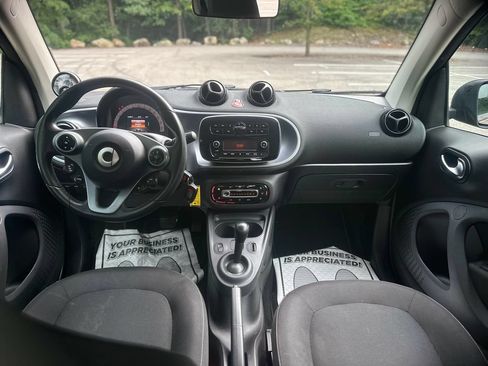 Used 2016 smart fortwo passion RWD image 18