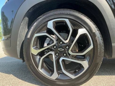 Used 2025 Chevrolet Trax RS w/ Sunroof Package FWD image 14