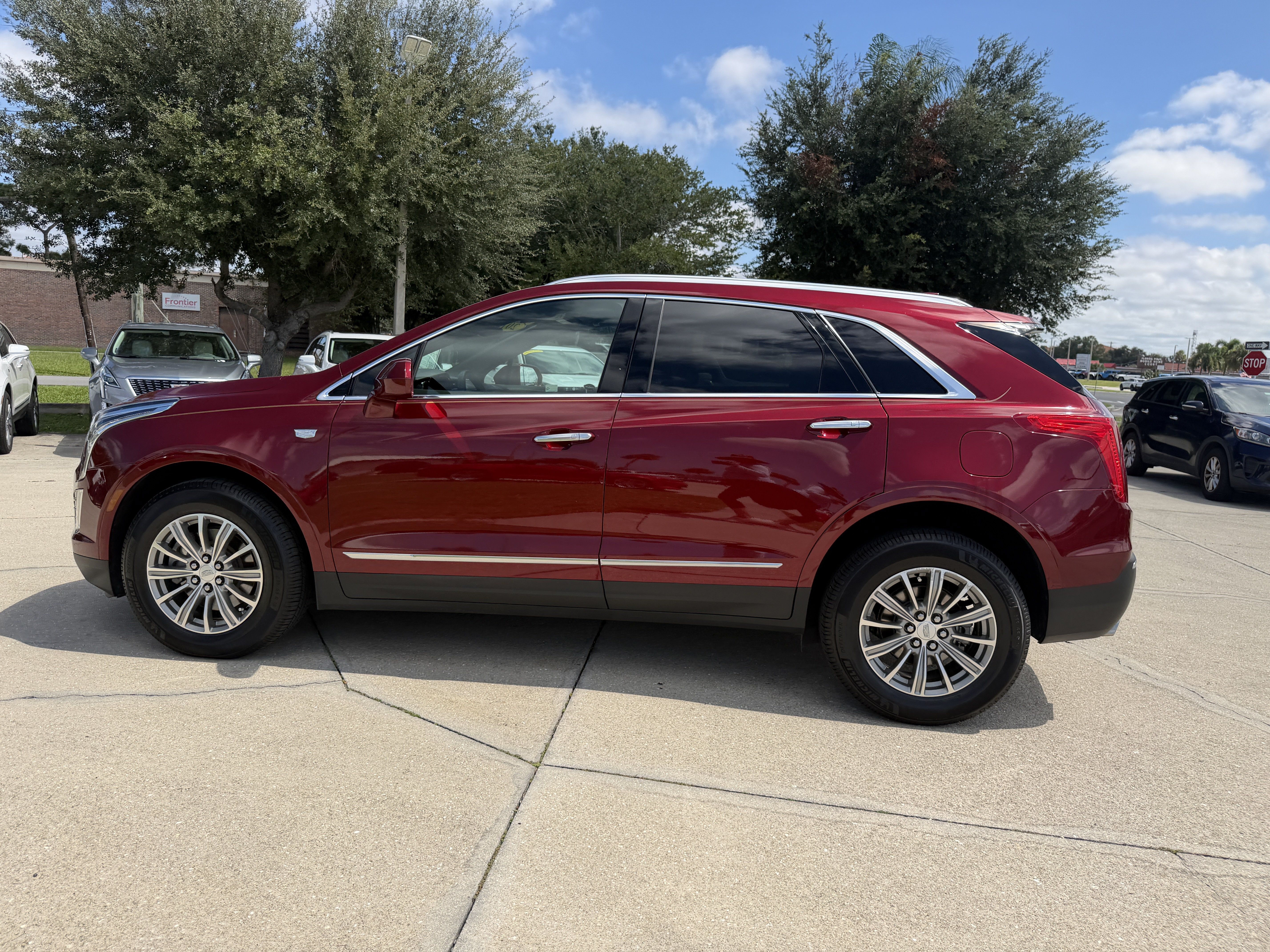 Used 2017 Cadillac XT5 Luxury w/ Driver Awareness Package FWD image 6