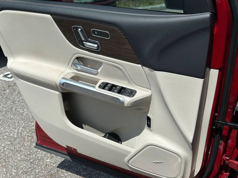 Used 2024 Mercedes-Benz GLB 250 image 25