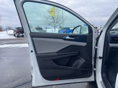 Used 2024 Volkswagen Taos SE image 8