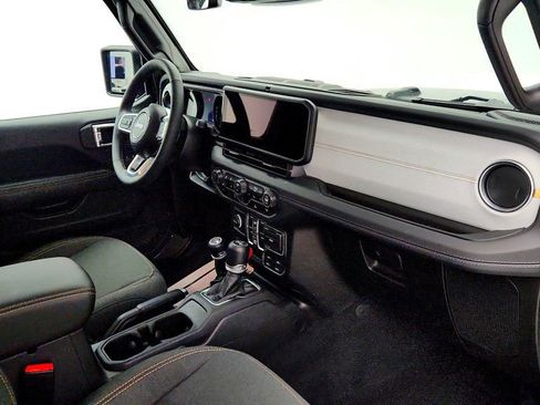 Used 2025 Jeep Wrangler Unlimited Sahara image 27