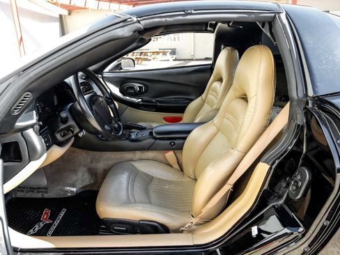 Used 2004 Chevrolet Corvette Coupe w/ Roof Package image 4