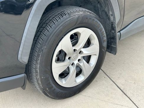 Used 2020 Toyota RAV4 LE image 9