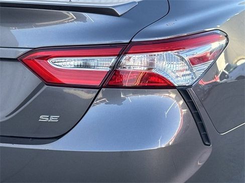 Used 2020 Toyota Camry SE image 6
