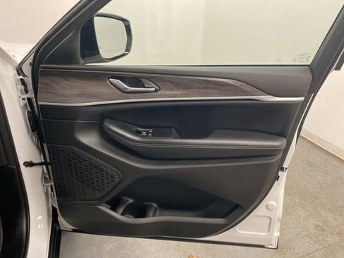 Used 2023 Jeep Grand Cherokee Limited w/ Black Appearance Package image 28