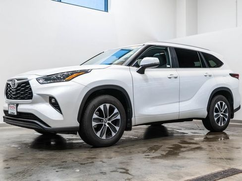Certified 2026 Toyota Highlander XLE AWD/4WD image 3