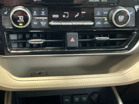 Used 2021 Toyota Highlander XLE AWD/4WD image 33