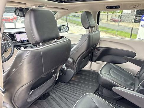 Used 2022 Chrysler Pacifica Limited AWD/4WD image 37