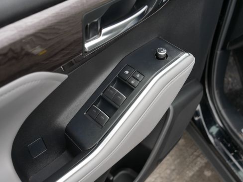 Used 2022 Toyota Highlander Limited image 19