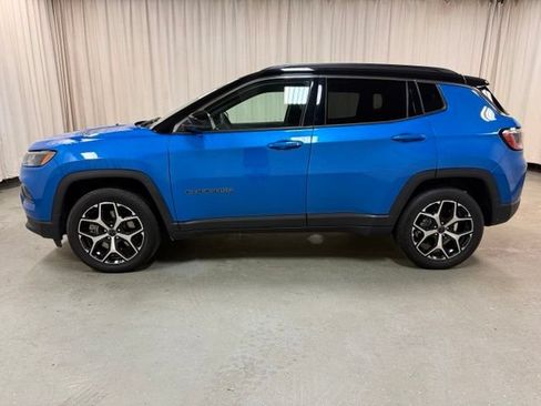 Used 2025 Jeep Compass Limited AWD/4WD image 9