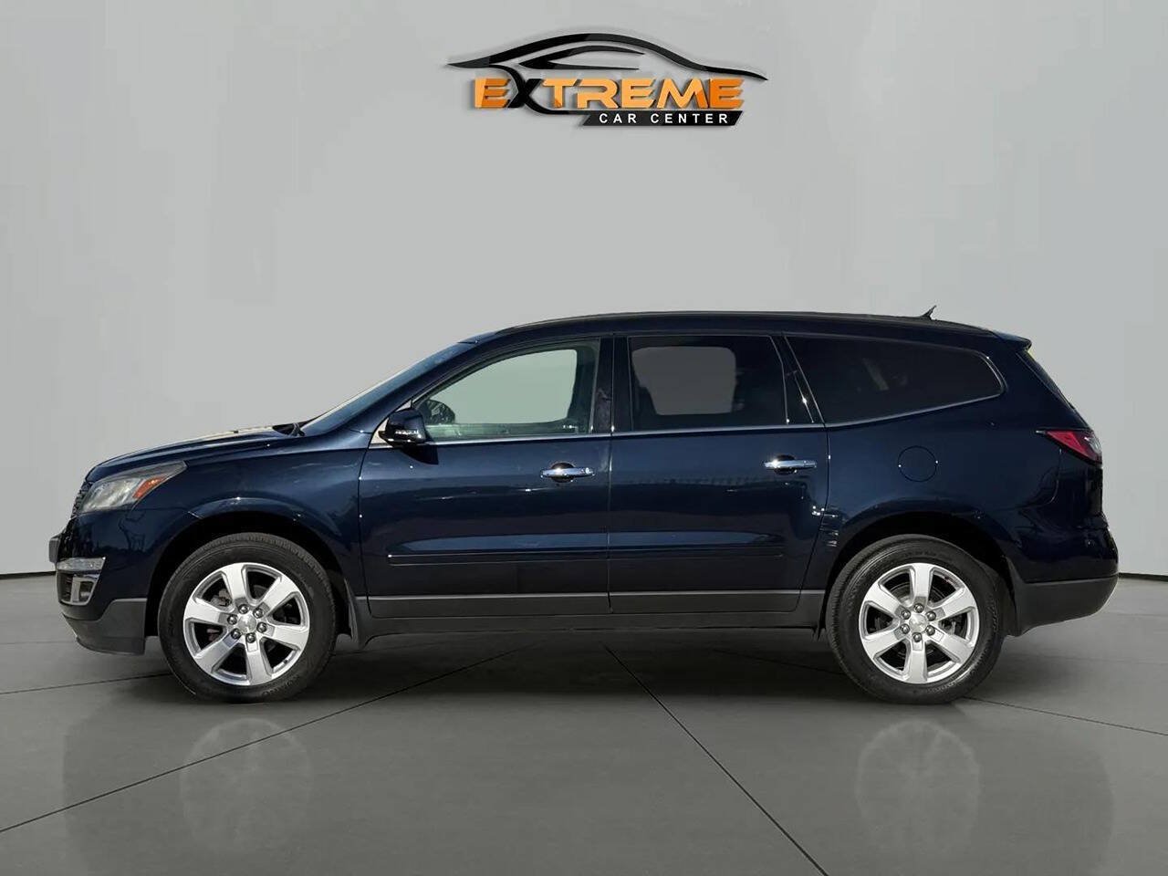 Used 2017 Chevrolet Traverse LT w/ Style and Technology Package FWD image 3
