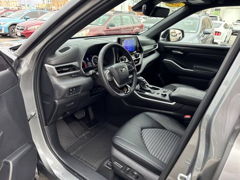 Used 2026 Toyota Highlander XSE image 2