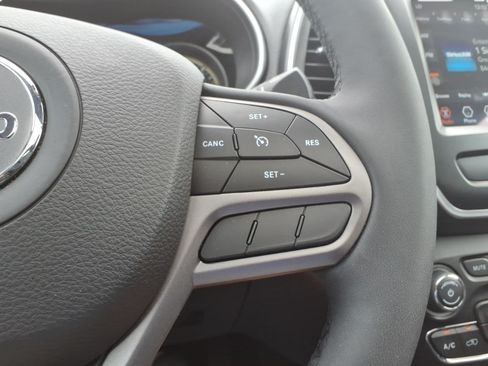 Used 2022 Jeep Cherokee Latitude Lux w/ Sun & Sound Group AWD/4WD image 23