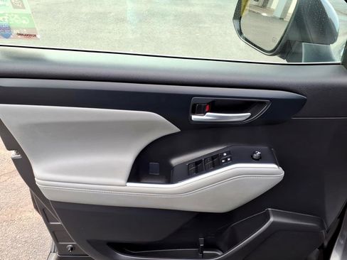 Certified 2023 Toyota Highlander L image 17