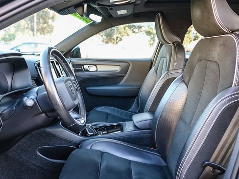 Used 2021 Volvo XC40 P8 Recharge w/ Advanced Package image 17