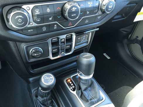 New 2026 Jeep Gladiator Sport AWD/4WD image 18