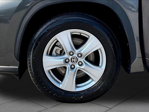 Used 2021 Toyota Highlander L FWD image 11