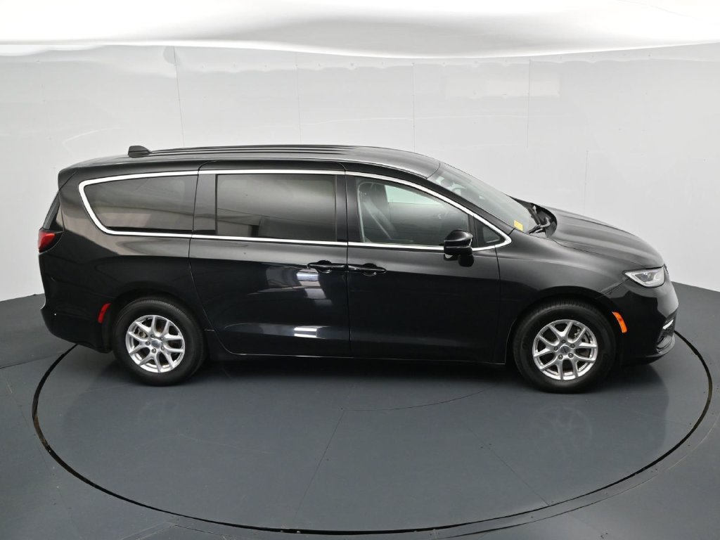 Used 2023 Chrysler Pacifica Touring-L FWD image 23