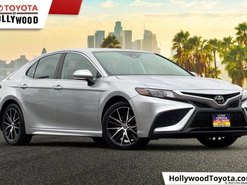 Used 2023 Toyota Camry SE FWD image 1