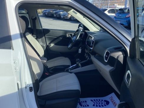 Used 2023 Hyundai Venue SEL image 27