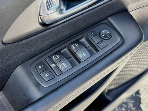 Used 2025 Chrysler Pacifica Select FWD image 18